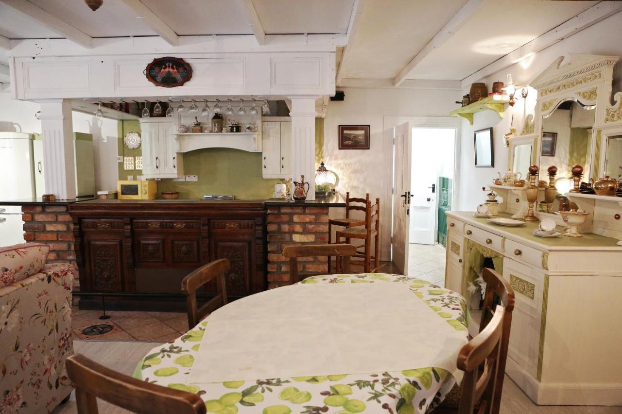 Annie's Corner House * Kilcar