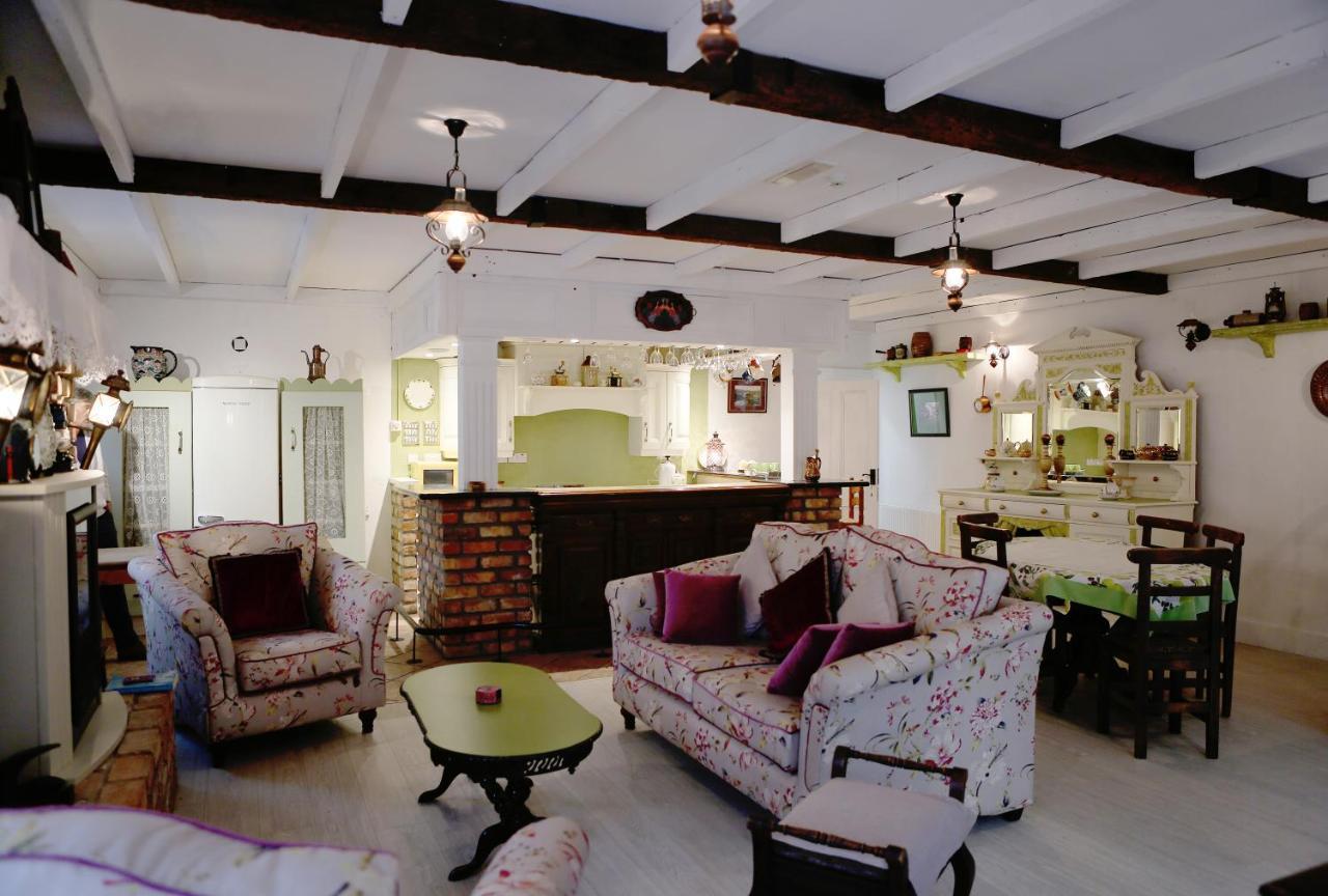 Annie's Corner House * Kilcar